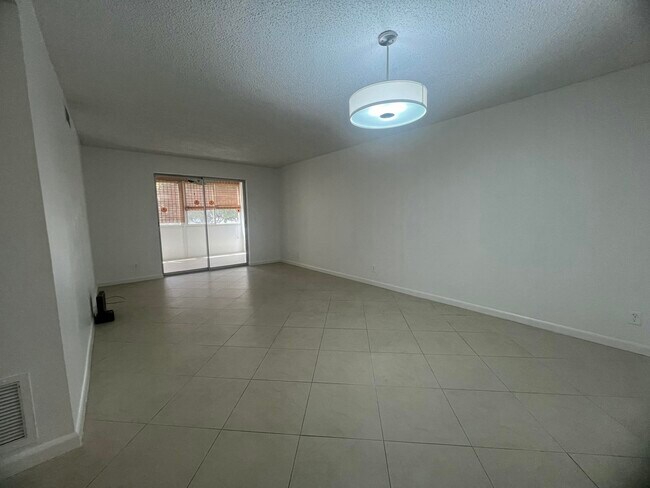 Building Photo - 2615 NE 3rd Ct