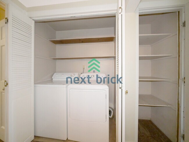 Building Photo - 2 Bed 1Bath Waterfront View Condo Available for Rent!