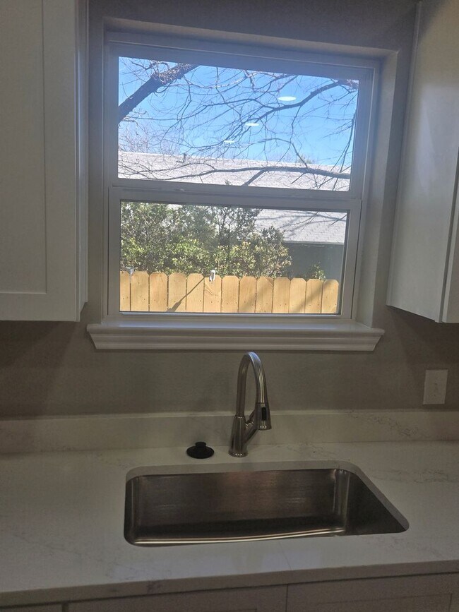 Building Photo - Newly remodeled 4 bedroom 3 full bath two story home located in the heart of Weatherford, TX