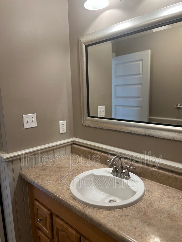 Building Photo - 229 Deaderick Ave