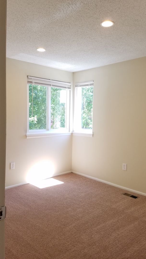 Building Photo - Renovated townhouse in established Frederi...