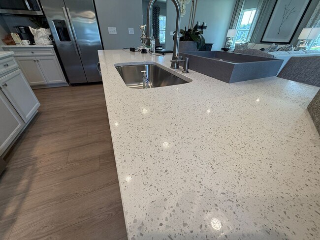 Building Photo - Never loved in Model Homes