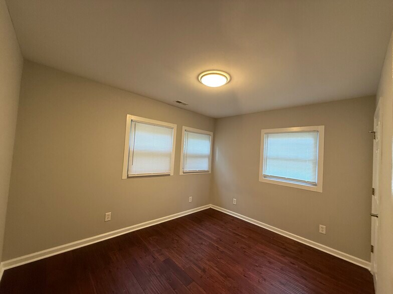 Building Photo - 955 Bradley Ln