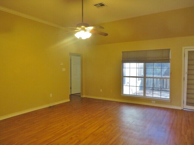 Building Photo - 3 Bedroom 2 Bathroom Parkview Estates Home