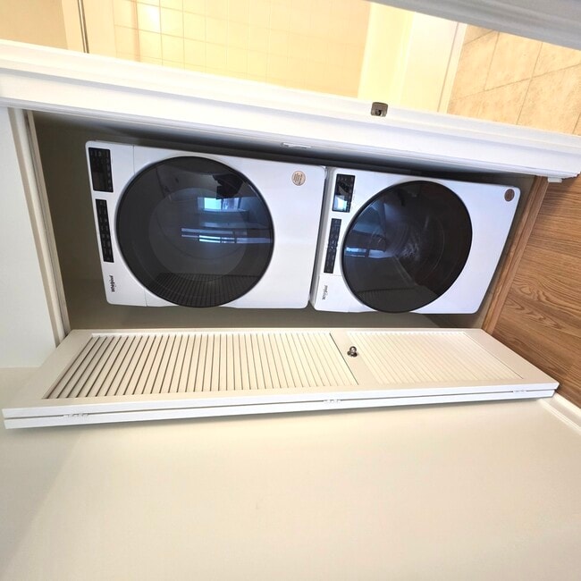 Building Photo - 1841 S Calumet Ave