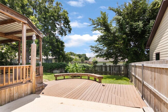 Building Photo - Welcome to this fully remodeled 4/2/2 brick home near Lake Conroe! With new AC/heat, roof, water ...