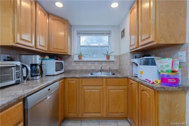 Building Photo - 2 Rockland Ave