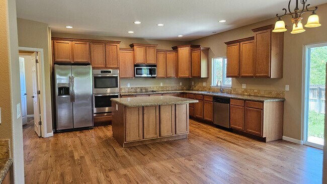 Building Photo - SPACIOUS HOME WITH FINISHED BASEMENT IN NORTH RANGE VILLAGE!