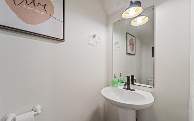 Building Photo - 2BR/2.5 Bath Townhome Minutes to Camp Lejuene