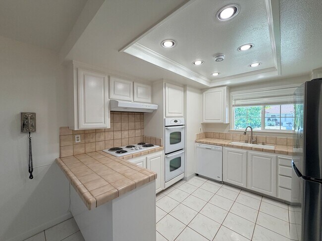 Building Photo - 1445 Sonoma Dr
