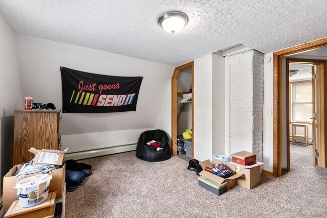 Building Photo - Cozy 3 bedroom, 1 Bathroom Home On Corner ...