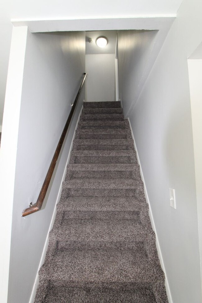 Building Photo - Large 5 Bedroom Home! Available Now.  Plen...