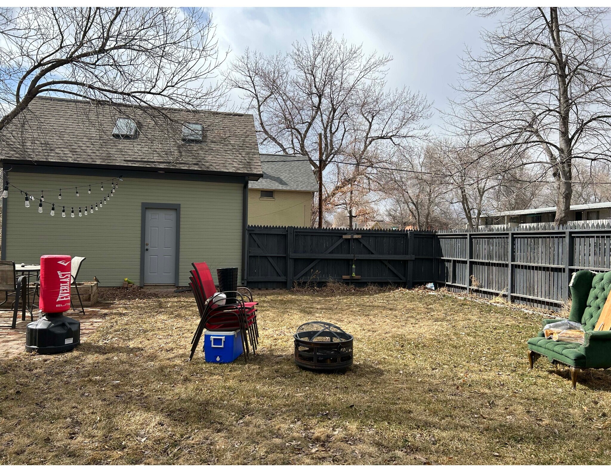 Large shared Backyard - 603 Mathews St