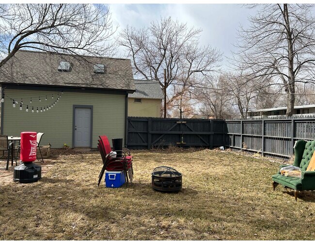 Large shared Backyard - 603 Mathews St