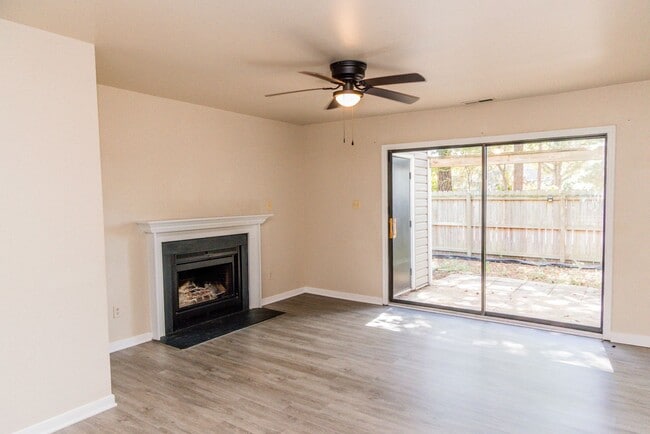 Building Photo - 3 Bedroom 2 Bath End Unit!