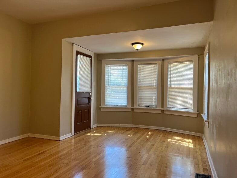 Building Photo - 352 E Rosedale Ave