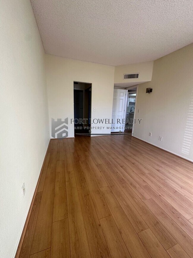Building Photo - Spacious Remodeled 2 Bed/2Bath Condo!
