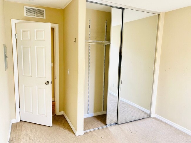 Building Photo - AVAILABLE JUNE 1st! CENTRALLY LOCATED 3BD/...