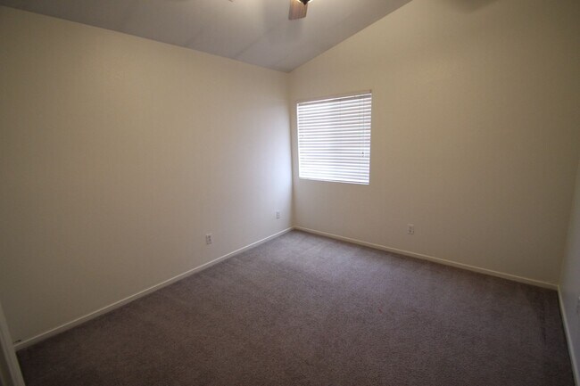 Building Photo - Green Valley area single story home with 3...