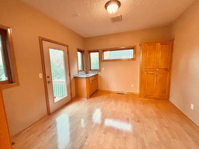 Building Photo - Huge 5 bed home located in Maple Grove!