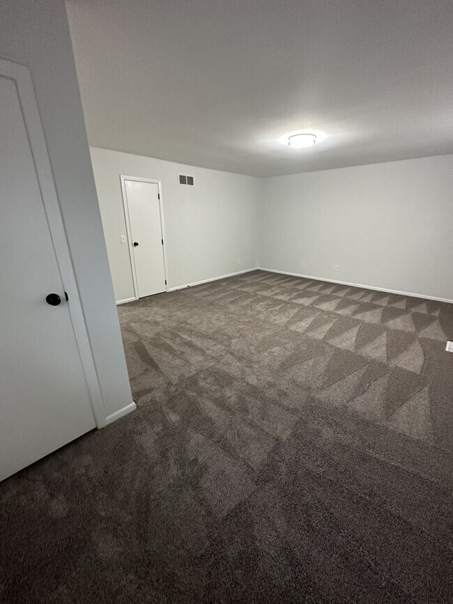 Master Bedroom 24x16 - 1682 Park Rd