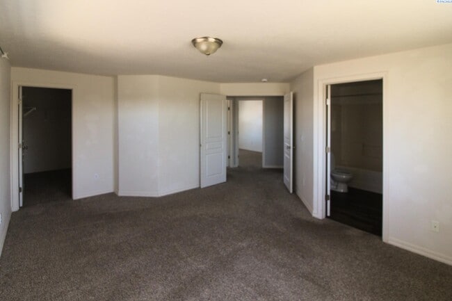 Building Photo - 4 bedroom, 2 1/2 bath home in Pasco