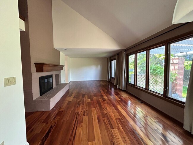 Building Photo - Gorgeous 4 Bedroom Townhome Steps from Boulder Country Club