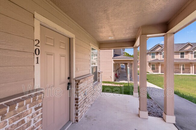 Building Photo - Avenue Townhomes