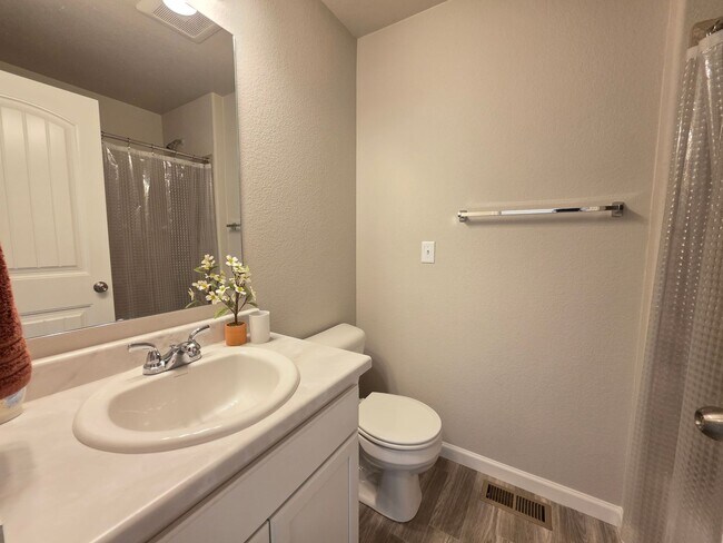 Building Photo - Gorgeous 2 Bed 3 bath Town Home In Lorson Ranch!!