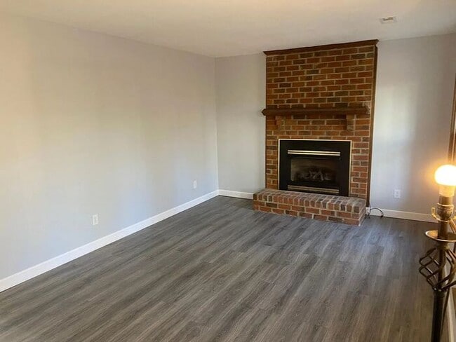 Building Photo - Adorable updated 4/2 with huge front and back yards