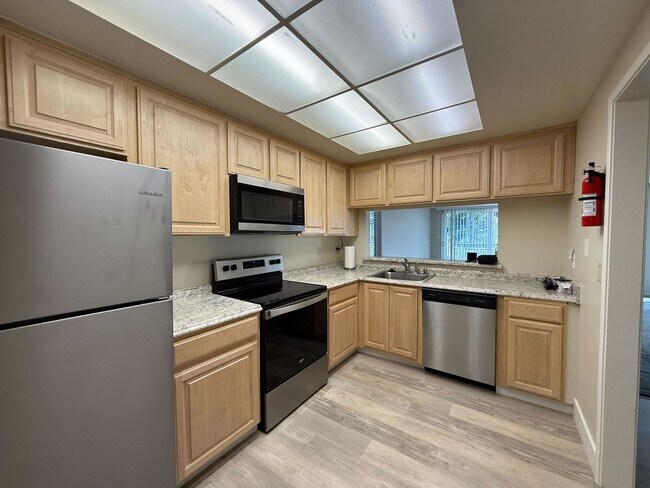 Building Photo - 3 Bed 2.5 Bath Available NOW!!! 2 Car Gara...