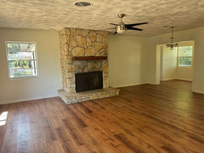 Building Photo - Newly renovated 4 bedroom, 2 bath block home