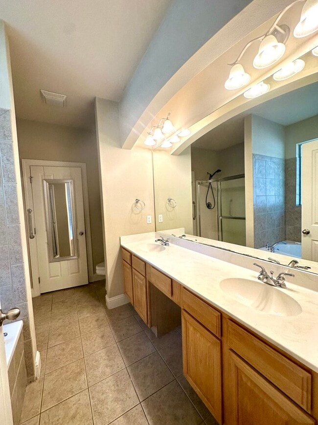 Building Photo - Summerwood Villas 3BR 2BA