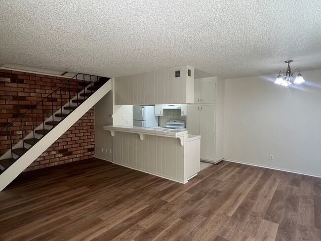 Building Photo - PRICE REDUCED!! UPDATED 2 BEDROOM CONDO!!