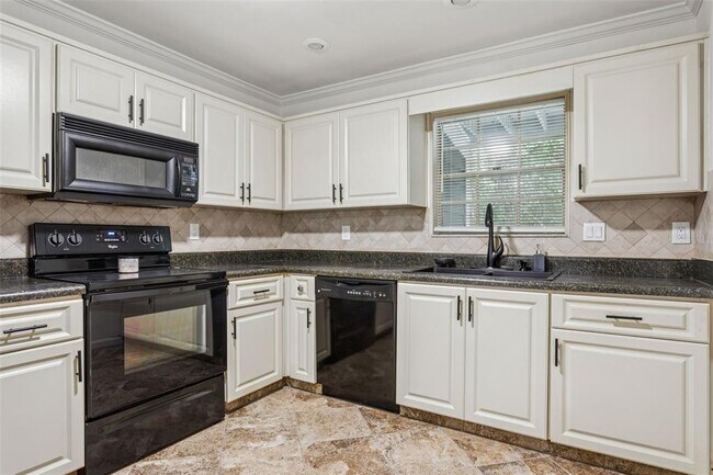 Building Photo - 2101 Fox Chase Blvd