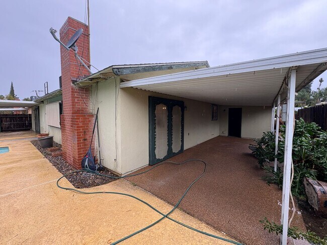 Building Photo - SW Visalia Home Available Now!