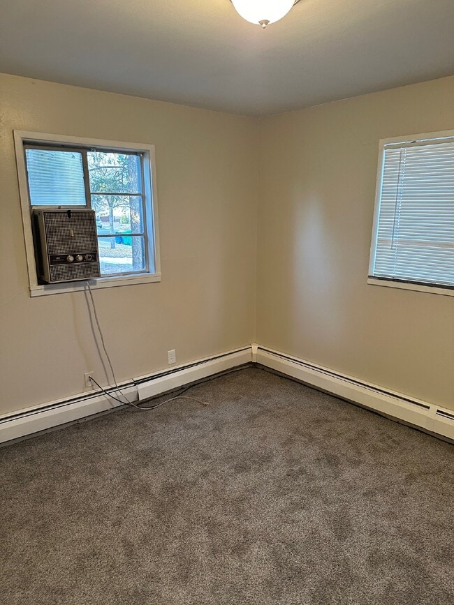 Building Photo - "Charming 3-Bed, 2-Bath Haven in Aurora – Your Cozy Retreat Awaits!"