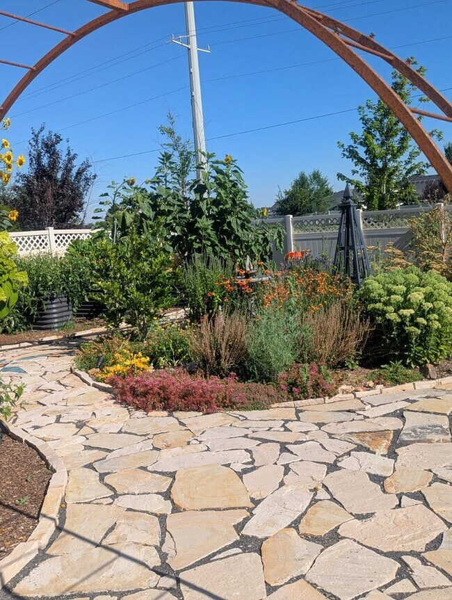 Building Photo - Luxury Living & Outdoor Oasis: Your Perfec...