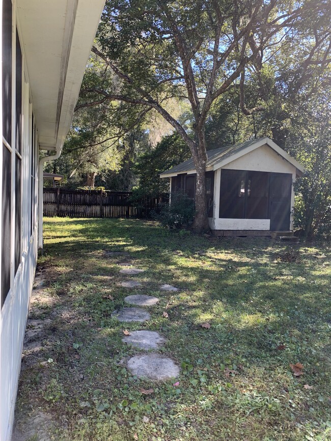 Building Photo - 3/2 in DeLand on a large corner lot! $1,75...