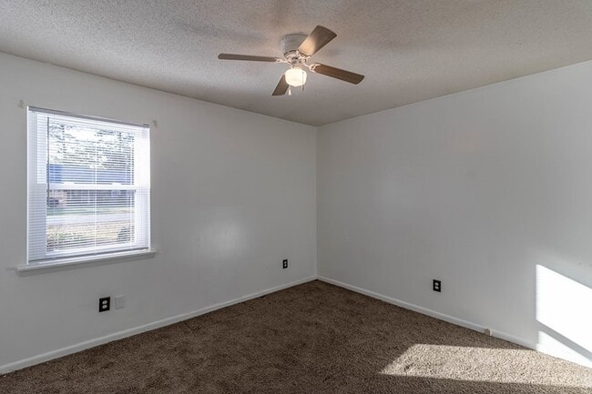 Building Photo - 633 Slade St