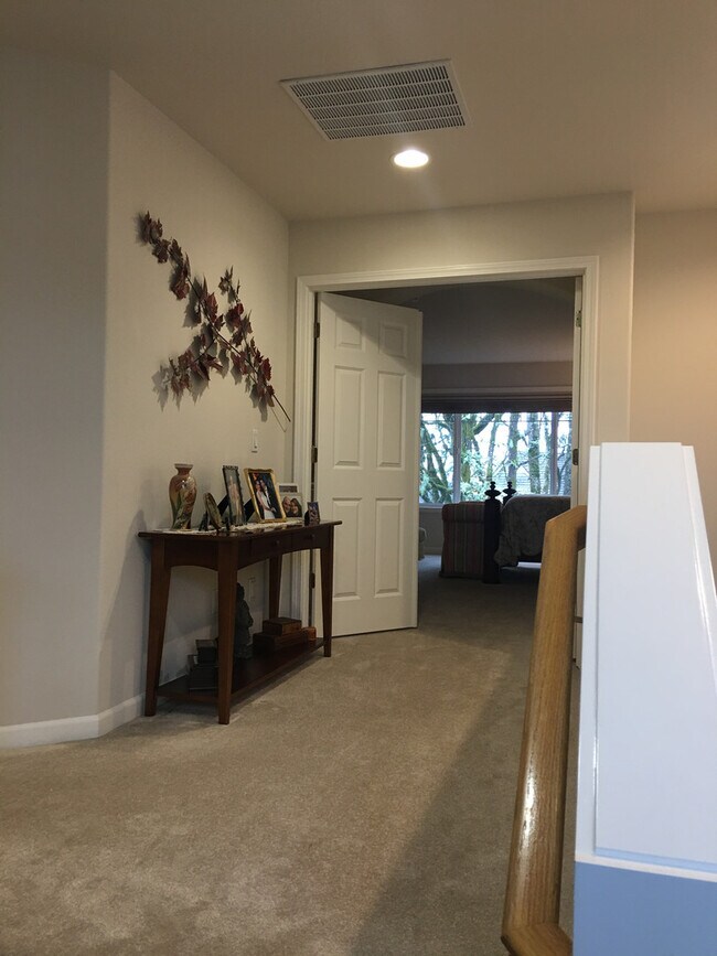 Building Photo - Beautiful 3 bedroom 2.5 Bath in North Corv...