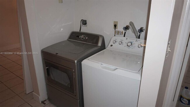 Building Photo - 4909 SW 144th Ct