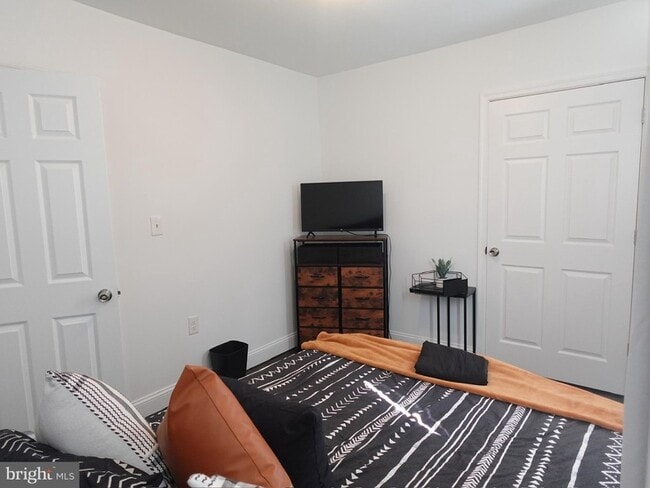 Building Photo - 6139 Larchwood Ave