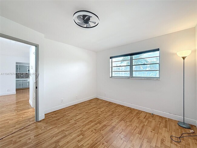 Building Photo - 1000 NE 14th Ave