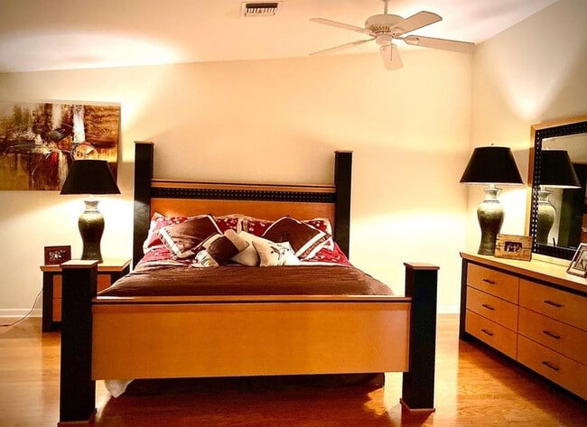 Building Photo - 619 NE 7th Ave