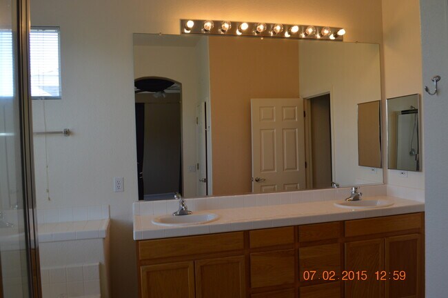 Building Photo - 3 Bedroom, 2 bath home in Highly Sought After Winfield Springs
