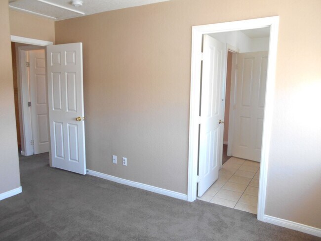 Building Photo - Spacious 4 bedroom Home Located in the Desirable Area of Henderson!