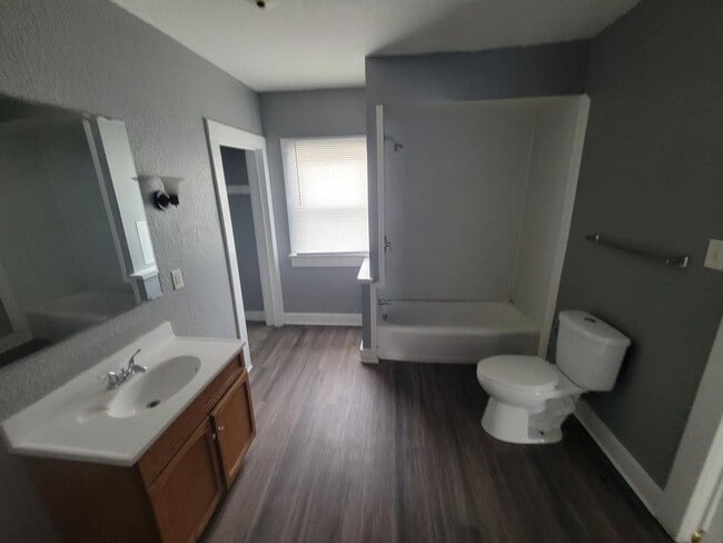 Building Photo - 1115 Maple Ave