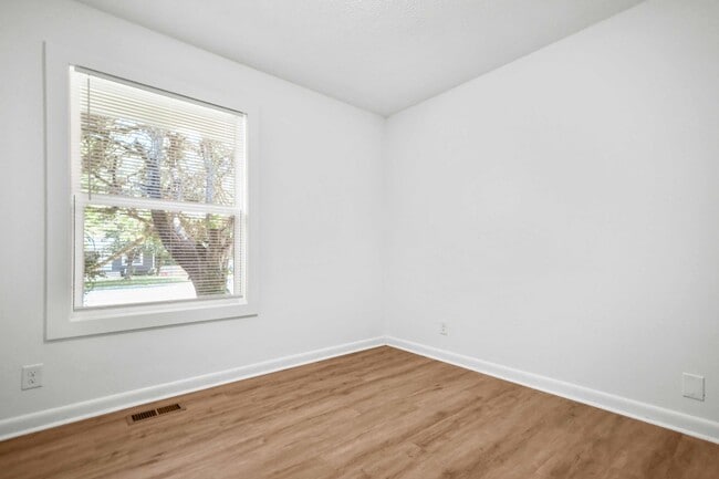 Building Photo - Pet Friendly Three Bedroom!