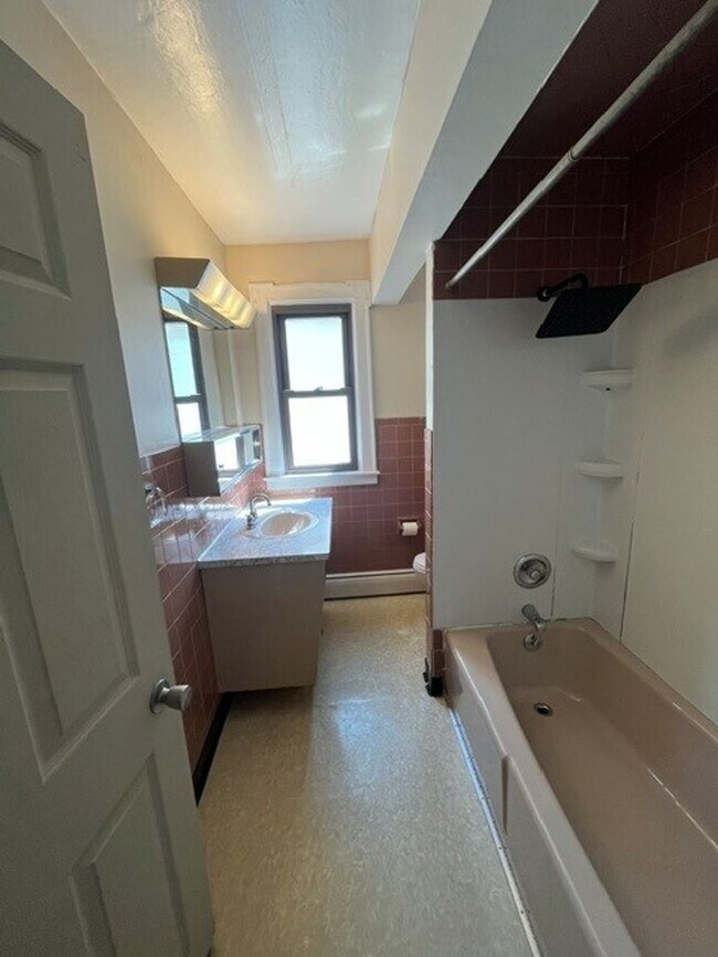 Building Photo - 3 bedroom 1 bathroom